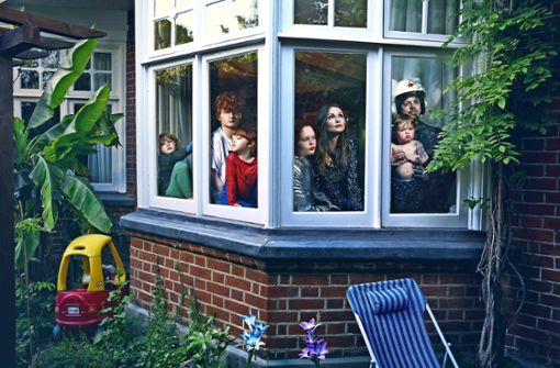 Die Sängerin Sophie Ellis-Bextor und ihr Mann Richard Jones mit ihren fünf Kindern. Weitere Bilder sehen Sie in unserer Bildergalerie. Foto: Julia Fullerton-Batten