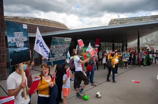 Pfeifen und trommeln für mehr Klimaschutz: Demonstranten warten vor der Liederhalle auf die Ankunft von Armin Laschet. Foto: LICHTGUT/Leif Piechowski/Leif Piechowski
