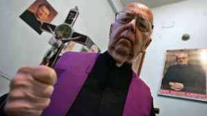 Der Exorzist: Das Foto aus dem Jahr 2005 zeigt den bekanntesten Exorzisten der Katholischen Kirche –  Gabriele Amorth bei der Ausübung seiner Arbeit. Foto: AFP