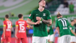 Wout Weghorst vom VfL Wolfsburg ist nach dem Spiel gegen Bayer Leverkusen nicht zufrieden, Foto: dpa/Peter Steffen