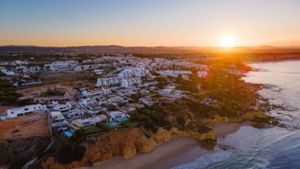 Die Sonne geht auf an der Algarve Portugal im Distrikt Faro in der Nähe der Stadt Albufeira. Foto: Imago/Imagebroker
