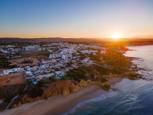 Die Sonne geht auf an der Algarve Portugal im Distrikt Faro in der Nähe der Stadt Albufeira. Foto: Imago/Imagebroker