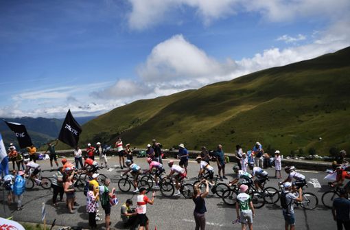 Die Pyrenäen liegen hinter den Radprofis – doch jetzt geht es bei der Tour de France in die Alpen. bei brütender Hitze. Foto: AFP