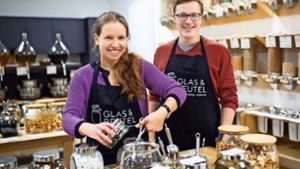 Rena Junginger und Michael Medla vom Genossenschafts-Team wollen den Laden Glas & Beutel langfristig betreiben. Foto: Ines Rudel