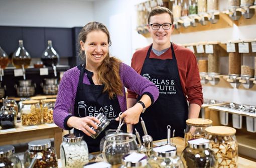 Rena Junginger und Michael Medla vom Genossenschafts-Team wollen den Laden Glas & Beutel langfristig betreiben. Foto: Ines Rudel