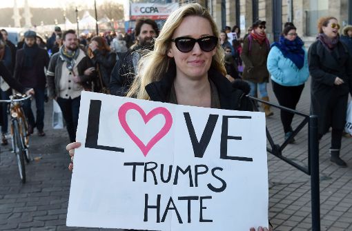 Eine Teilnehmerin beim „Women’s March“ in Bordeaux. Weltweit gingen Menschen gegen Trump auf die Straße. Foto: AFP