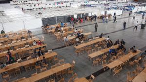 Bereits bei der Flüchtlingswelle  2015 wurde eine Halle der Landesmesse  als Unterkunft genutzt. Foto: dpa/Christoph Schmidt