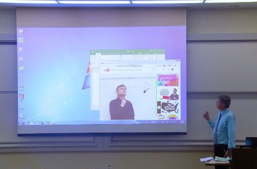 Der Mathe-Professor Matthew Weathers und sein virtuelles Double beraten sich. Foto:Screenshot Youtube Foto:  
