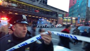 In New York ist es in der Nähe des Times Square zu einer Explosion gekommen. Die Hintergründe sind noch völlig unklar. Foto: AP