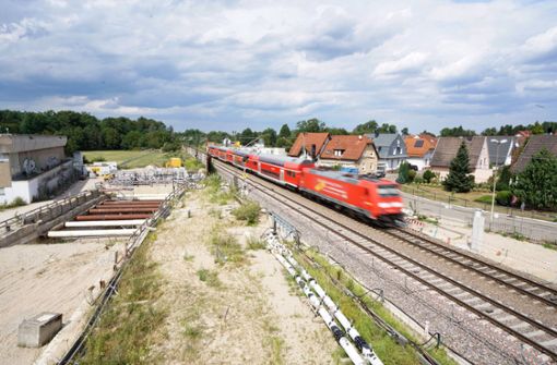 Ein Personenzug passiert die Tunnelbaustelle an der Rheintalbahn bei Rastatt-Niederbühl. Foto: dpa