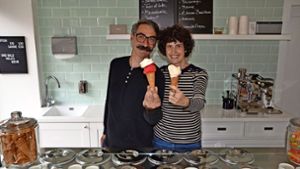 Joëlle Massen (r.) und Fabiano Arganese verkaufen handgemachtes Gelato. Ihre neue  Eisdiele hatte schnell  ihre ersten kleinen und großen Stammkunden. Foto: Fatma Tetik