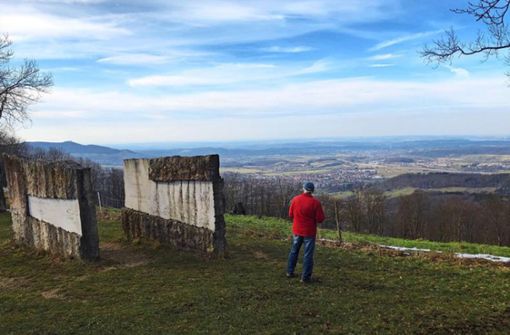 Vom „Jahrhundertstein“ hat man einen wunderschönen Blick auf die Voralb-Landschaften. Foto: Jakob/Panitz