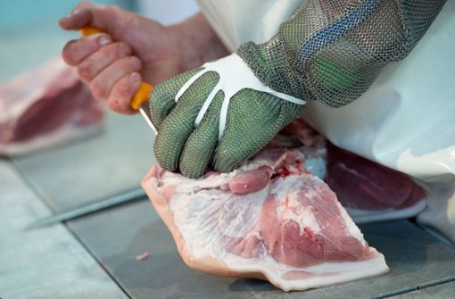 Ein Fleischer zerlegt ein Schwein. Foto: dpa/Sven Hoppe