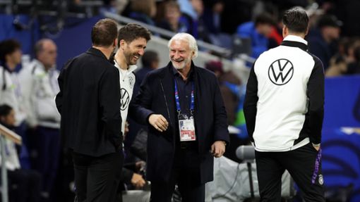 Deutschlands Sportdirektor Rudi Völler (M) und Bundestrainer Julian Nagelsmann (l) lachen vor dem Spiel. Foto: Christian Charisius/dpa