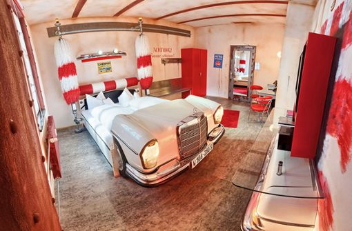 Ein umgebauter Mercedes W 108 steht im Themenzimmer „Car-Wash“ des V8-Hotels in Böblingen. Foto: Frank Hoppe/V8-Hotel