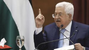 Palästinenserpräsident Mahmud Abbas spricht bei einem Treffen der Palästinenserführung in seinem Hauptquartier. Abbas hat ein Ende aller Vereinbarungen mit Israel und den USA erklärt. Foto: dpa/Alaa Badarneh