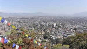 Selbst an klaren Tagen ist die Sicht im Kathmandu-Tal normalerweise zu schlecht, um das Himalaja-Gebirge in der Ferne zu erspähen. Foto: imago images / imagebroker