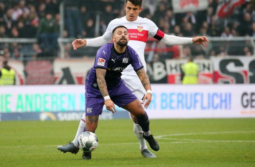 Marco Alvarez im Duell mit VfB-Kapitän Marc-Oliver Kempf. Foto: Pressefoto Baumann/Julia Rahn