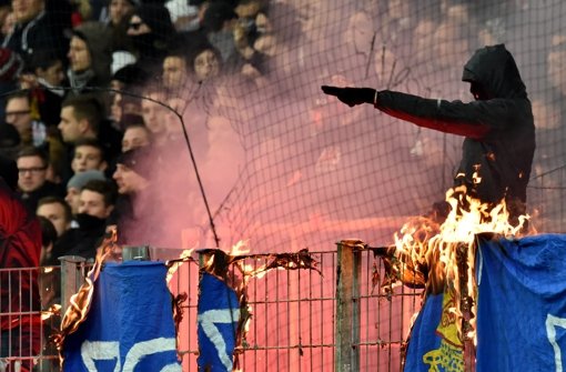 Die Frankfurter Fans brennen Darmstädter Fahnen und Schals ab. Foto: dpa