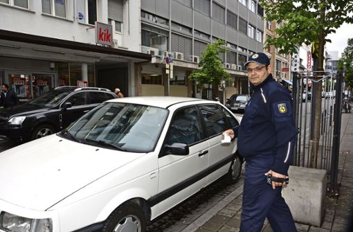 Sahabettin Gögüs von der Verkehrsüberwachung ist unter anderem in der Seelbergstraße im Einsatz. Foto: Janey Schumacher