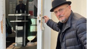 Gastronom Jörg Mink zeigt die zerstörte Tür seines Schlossrestaurants. Foto: Daniela Mink