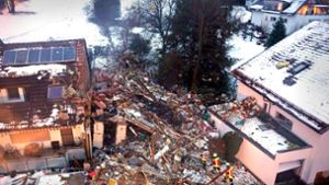Von dem Reiheneckhaus ist nach der Explosion im Januar nur ein Schutthaufen übrig. Das Reihenhaus links  daneben ist ebenfalls so schwer beschädigt, dass es später abgerissen wird. Foto: SDMG/Woelfl