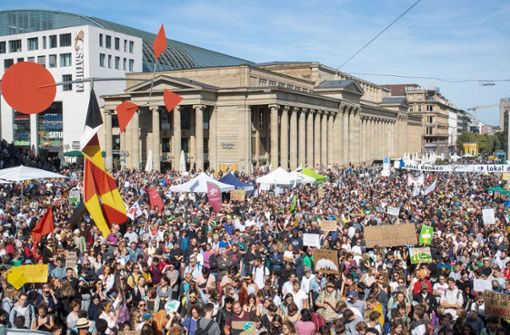 So sah es beim globalen Klimastreik im September auf dem Stuttgarter Schlossplatz aus. Jetzt gibt es wieder einen Aufruf. Foto: dpa/Sebastian Gollnow