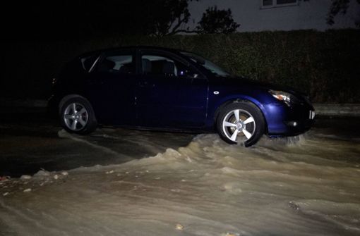 Das Wasser einer  gebrochenen Versorgungsleitung hat Straßen in Ostfildern überschwemmt. Foto: 7aktuell/Alexander Hald