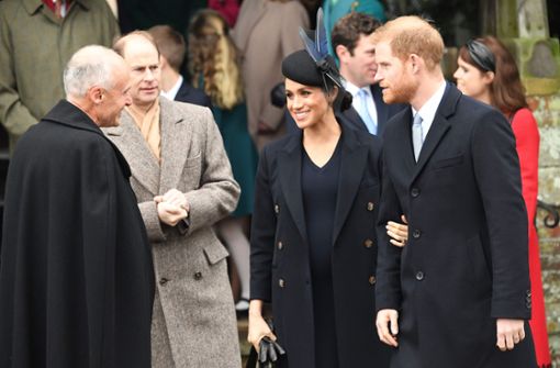 Herzogin Meghan und Prinz Harry im Partnerlook beim Weihnachtsgottesdienst. Foto: AFP