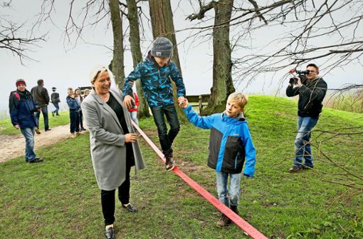 Kultusministerin Susanne Eisenmann hilft einem Drittklässler beim Balancieren auf einer Slackline. Foto: Ines Rudel