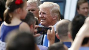 Grund zum Lächeln: Trump mit Fans bei der Feier zum 4. Juli im Garten des Weißen Hauses. Foto: AP