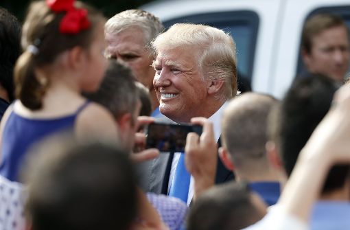 Grund zum Lächeln: Trump mit Fans bei der Feier zum 4. Juli im Garten des Weißen Hauses. Foto: AP