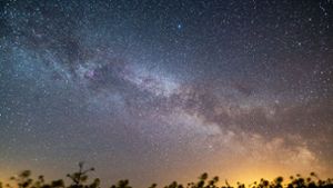 Der Sternenhimmel leuchtet über einem Rapsfeld. Laut Nasa könnte sich in den kommenden Monaten ein Himmelsspektakel ereignen - eine sogenannte Nova-Explosion. Foto: Daniel Reinhardt/dpa