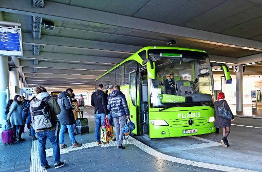 Der Flixbus nach München hält am Busbahnhof am Flughafen Foto: Lichtgut/Michael Latz