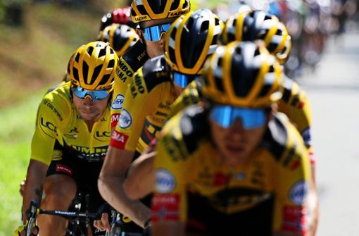 Alle für einen: Auch weil sein Team so stark ist, fährt Primoz Roglic im Gelben Trikot in Richtung Paris. Foto: AP/Christophe Ena