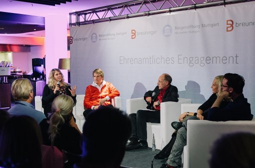 Heidi Schäfer, Peter Reichert, Stefan Siller, Nicole Scholl und Eric Gauthier (von links) diskutieren über ehrenamtliches Engagement Foto: Lichtgut/Verena Ecker