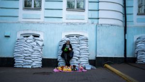 Alltag in Kiew: Vor mit Sandsäcken geschützten Fenstern verkauft eine Frau Spielzeug. Die Ukraine verteidigt sich nun seit 796 Tagen gegen den russischen Angriffskrieg. Foto: Francisco Seco/AP/dpa