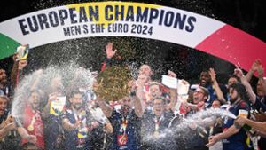 Frankreichs Handballer feiern ihren EM-Sieg. Foto: AFP/KIRILL KUDRYAVTSEV