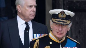 König Charles schmeißt seinen Bruder Prinz Andrew offenbar nicht raus