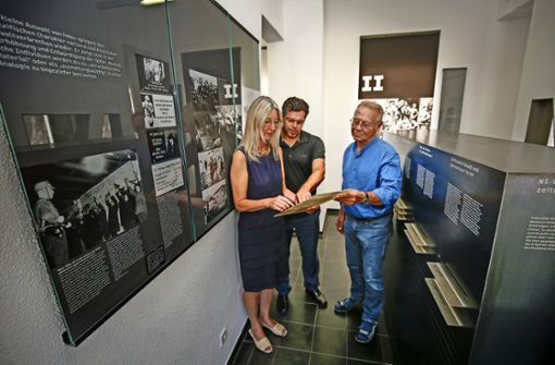 Keine Frage der Fallzahlen:  Ingrid Hönlinger, Jens Rommel und Hans Pöschko (von links) blättern in einer Akte der  Zentralen Stelle. Foto: factum/Granville