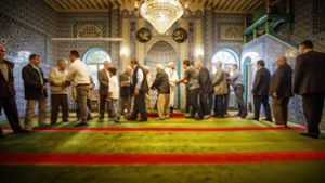 Nach dem Festgebet wünschen sich die Muslime der Waiblinger Ditib-Moschee ein gesegnetes Zuckerfest. Foto: Gottfried Stoppel