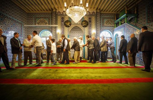 Nach dem Festgebet wünschen sich die Muslime der Waiblinger Ditib-Moschee ein gesegnetes Zuckerfest. Foto: Gottfried Stoppel