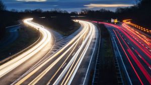 Bereits heute - ohne allgemeines Tempolimit - seien Autobahnen die sichersten Straßen, führen Tempolimit-Gegner an (Symbolbild). Foto: dpa/Julian Stratenschulte