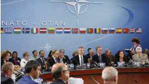 Beratungen der  Nato-Verteidigungsminister – bei einem Brexit  würde entstünde nicht nur bei den Wandtafeln  mit den Flaggen eine Lücke. Foto: EPA
