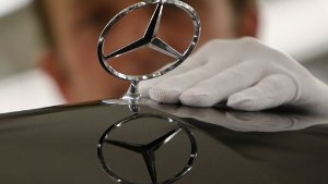 Der Autobauer Daimler fährt auf eines seiner besten Jahre zu: Ende 2010 soll der Gewinn sechs Milliarden Euro vor Steuern und Zinsen erreichen.  Foto: dapd