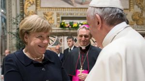 Im Gegensatz zu dem öffentlichen Treffen 2017 – bei dem dieses Foto entstand – war Angela Merkel (links) diesmal für eine Privataudienz unter Ausschluss der Öffentlichkeit bei Papst Franziskus (rechts). (Archivbild) Foto: dpa/Uncredited