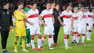Ratlose Gesichter bei den Spielern des VfB Stuttgart nach dem deutlichen 0:3 gegen Eintracht Frankfurt. Foto: Pressefoto Baumann