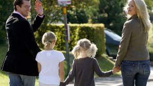 Ex-Verteidigungsminister Karl-Theodor zu Guttenberg mit seinen zwei Töchtern und seiner Frau Stephanie Foto: dpa