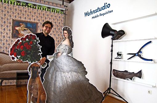 Im interaktiven Foto-Studio können sich Besucher des Museums der Alltagskultur mit Papp-Aufstellern in Szene setzen. Markus Speidel zeigt, wie’s geht. Foto: Claudia Barner