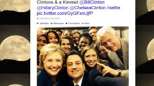 Bill, Hillary, Chelsea: Die komplette Familie Clinton auf diesem Selfie von Jimmy Kimmel. Foto: twitter.com/jimmykimmel